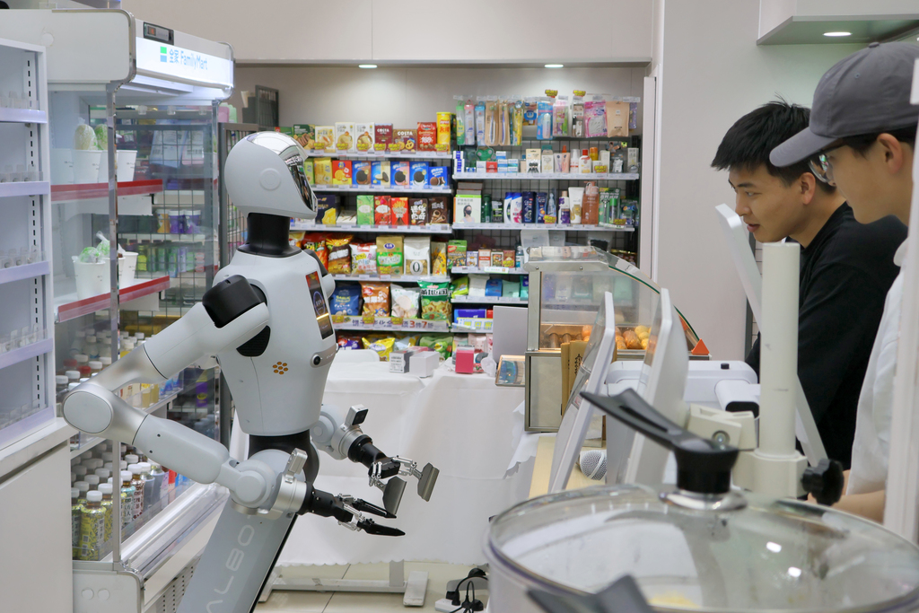 北京：机器人“入职”便利店