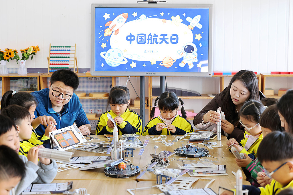 江苏连云港：小朋友制作航天模型