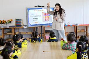 江苏连云港：小朋友制作航天模型