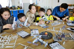 江苏连云港：小朋友制作航天模型