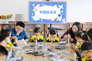江苏连云港：小朋友制作航天模型