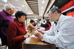 浙江嘉兴：便民巡诊义诊进乡村