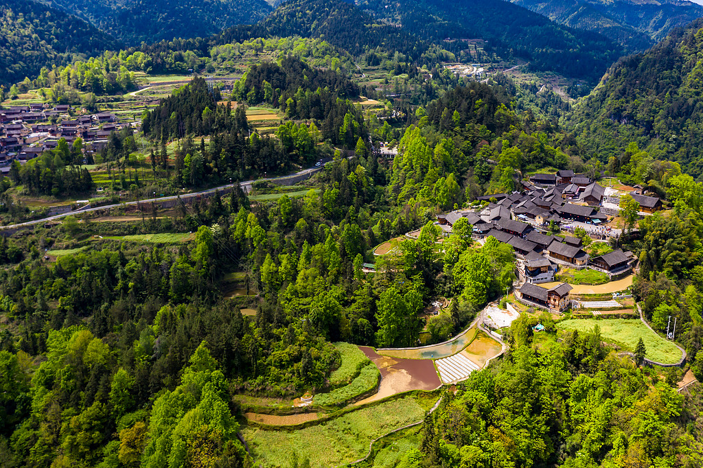 湖南花垣：十八洞村风光如画引客来