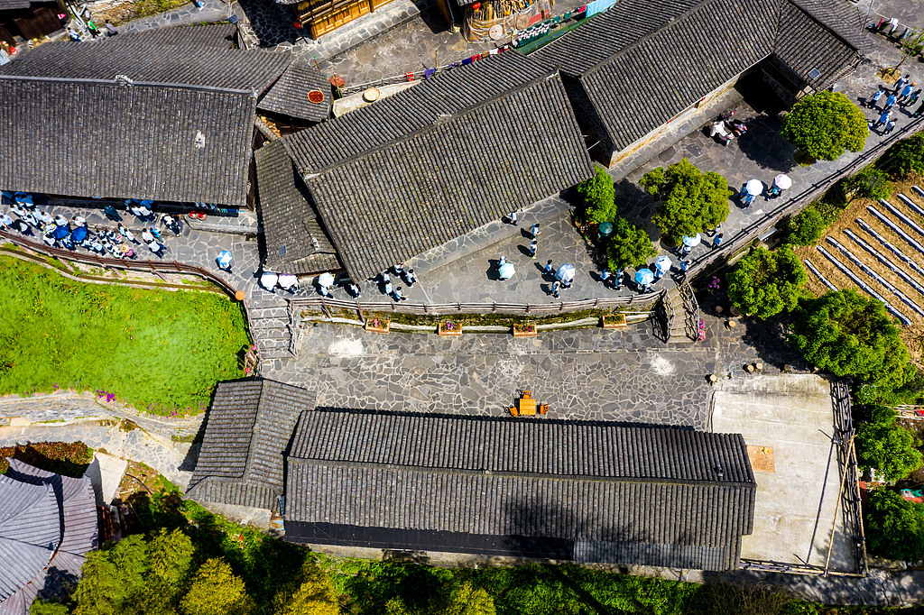 湖南花垣：十八洞村风光如画引客来