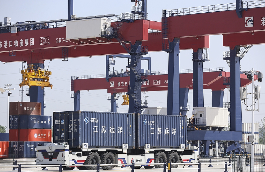 江苏淮安：自动化码头作业繁忙