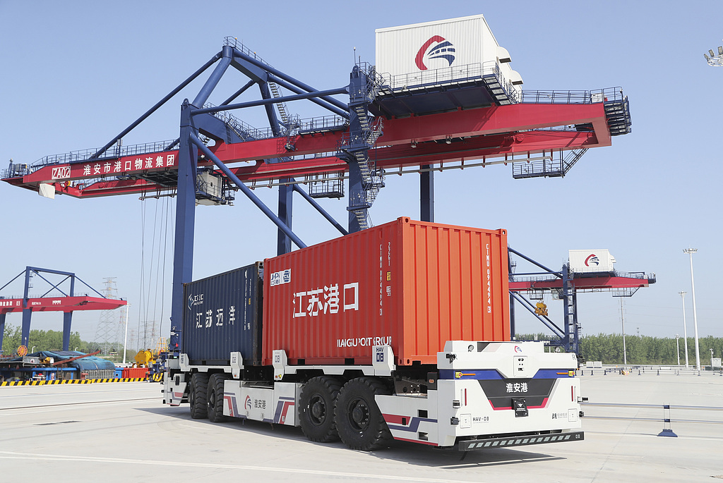 江苏淮安：自动化码头作业繁忙