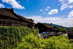 湖南花垣：十八洞村风光如画引客来