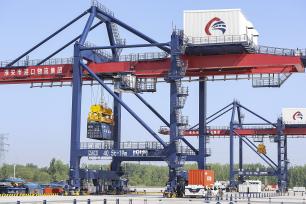 江苏淮安：自动化码头作业繁忙