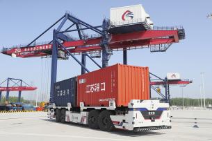 江苏淮安：自动化码头作业繁忙