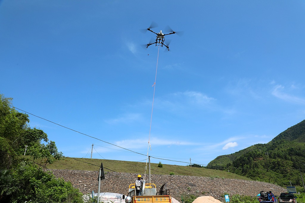 江西泰和：无人机助力电力施工