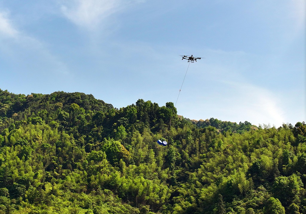 江西泰和：无人机助力电力施工