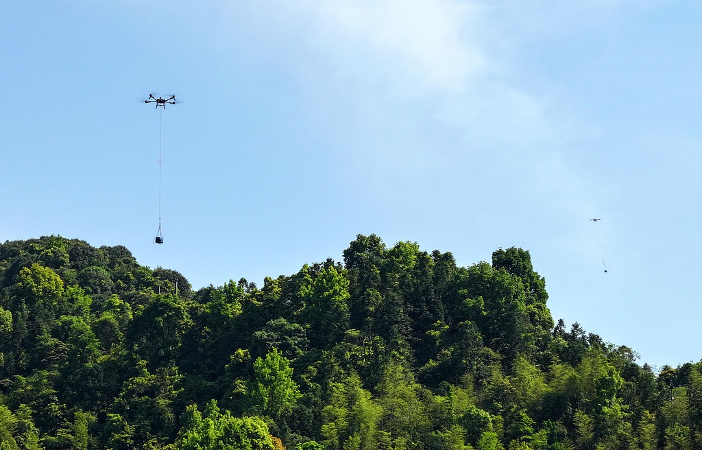 江西泰和：无人机助力电力施工