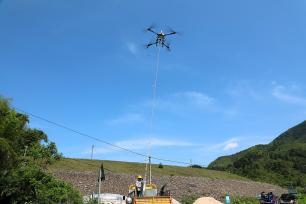 江西泰和：无人机助力电力施工