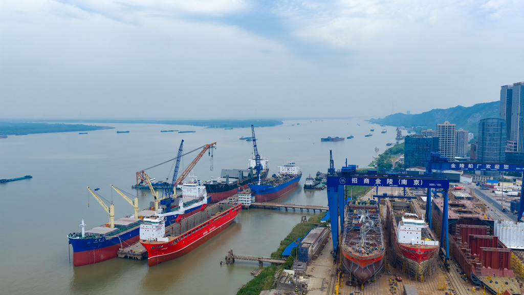 江苏南京：船厂开足马力建造大型船舶