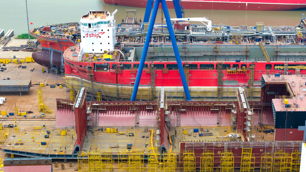 江苏南京：船厂开足马力建造大型船舶