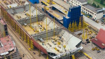 江苏南京：船厂开足马力建造大型船舶