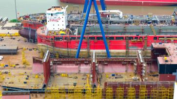 江苏南京：船厂开足马力建造大型船舶