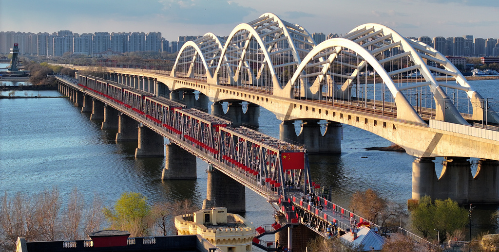 黑龙江哈尔滨：八百余面国旗映红滨洲铁路桥