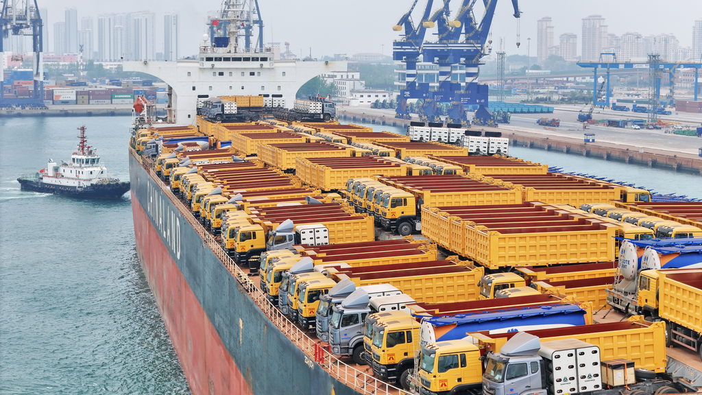 中非班轮装载国产工程车辆从烟台港启航