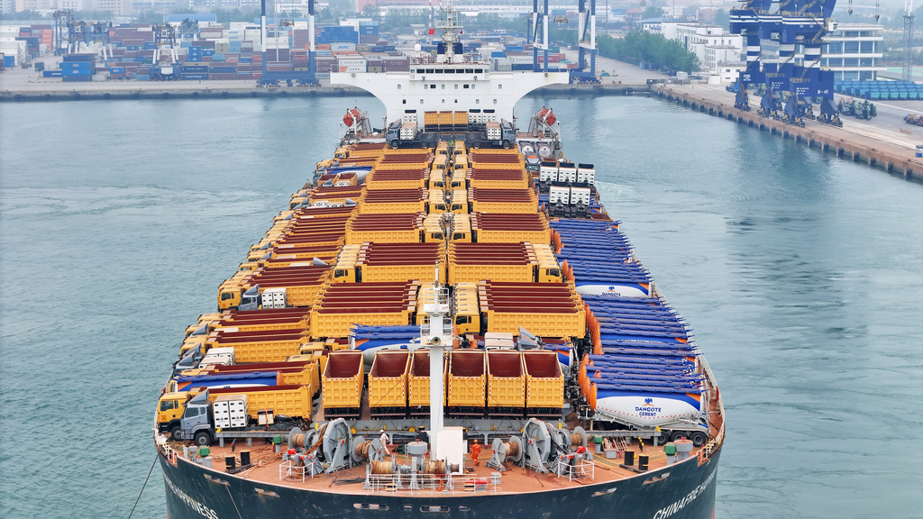 中非班轮装载国产工程车辆从烟台港启航