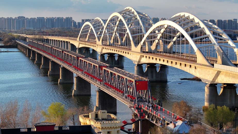 黑龙江哈尔滨：八百余面国旗映红滨洲铁路桥