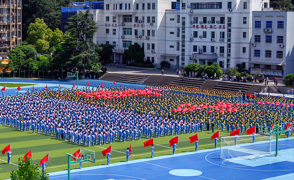 浙江淳安：学生齐诵誓言 迎接五四青年节