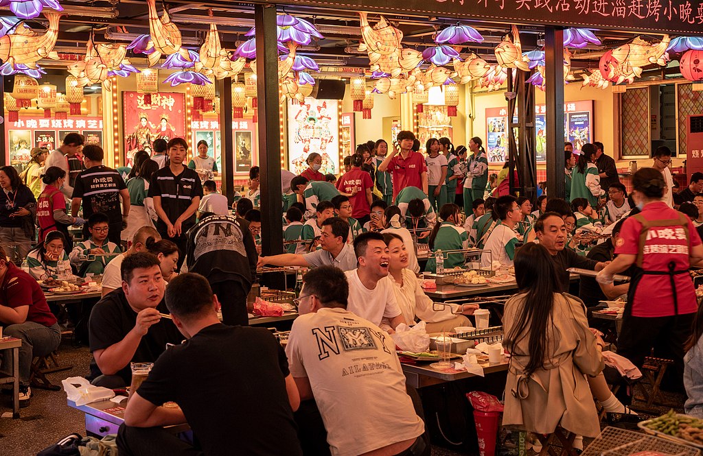 山东淄博：八大局烧烤文化节演绎传统节目