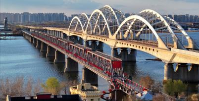 黑龙江哈尔滨：八百余面国旗映红滨洲铁路桥