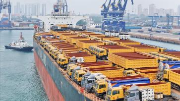 中非班轮装载国产工程车辆从烟台港启航