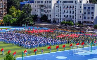 浙江淳安：学生齐诵誓言 迎接五四青年节