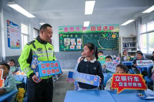 安徽合肥：交通安全宣传进校园