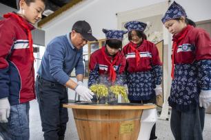 安徽芜湖：劳动实践课堂搬进茶园