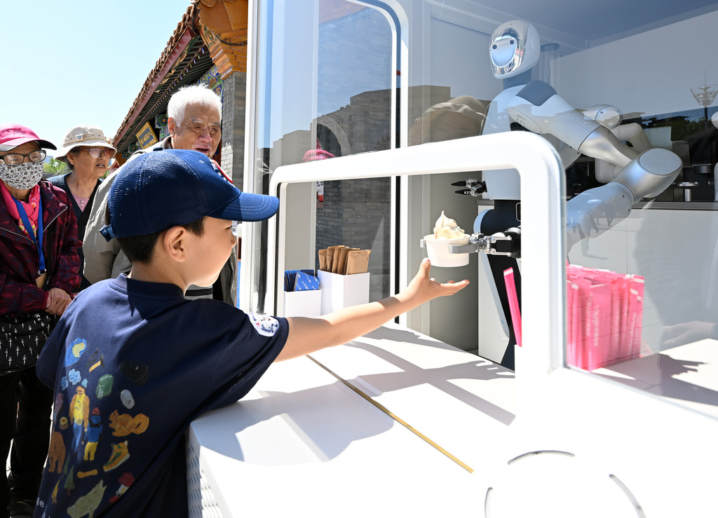 辽宁沈阳：机器人无人零售店亮相