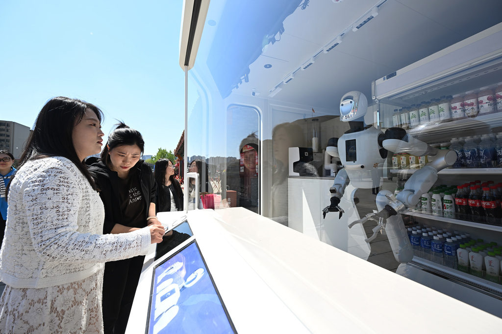 辽宁沈阳：机器人无人零售店亮相