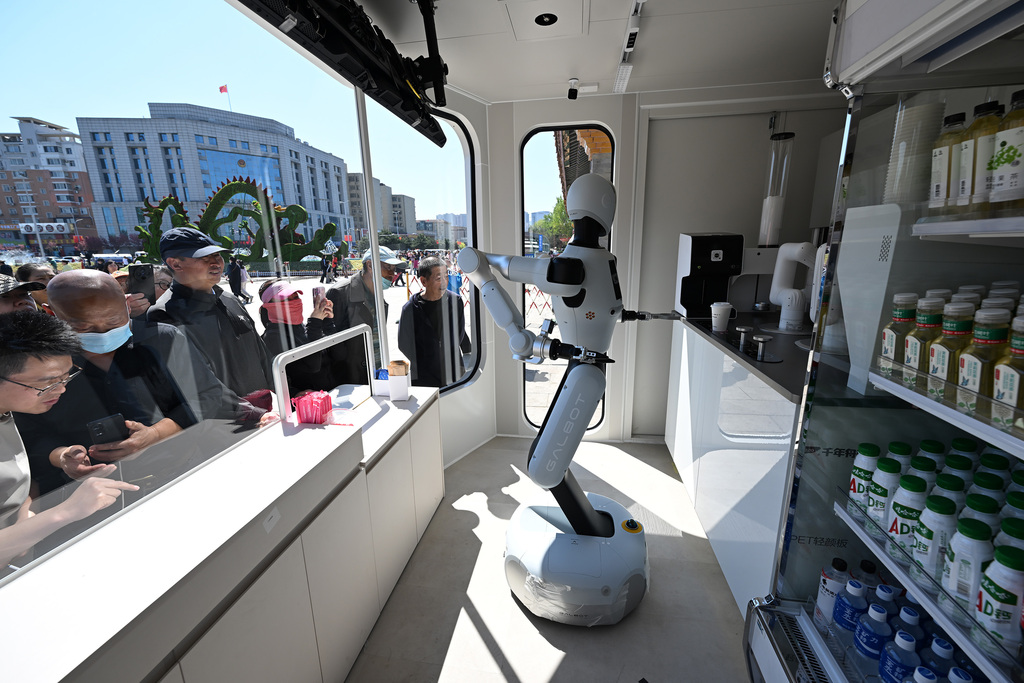 辽宁沈阳：机器人无人零售店亮相