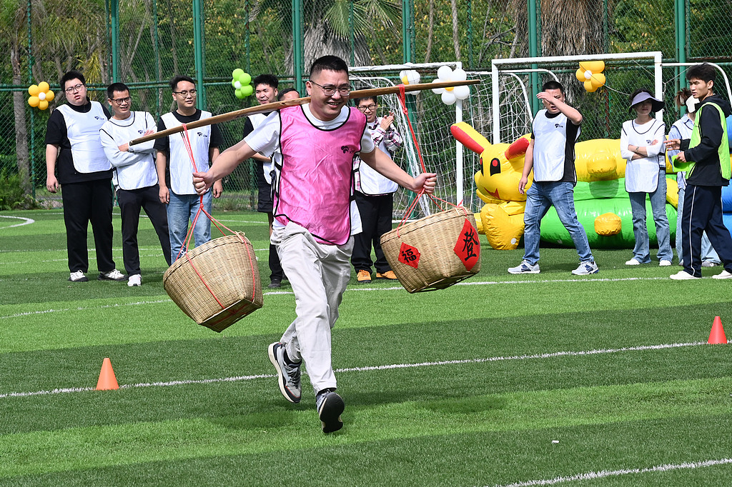 四川内江：职工趣味运动会迎“五一”