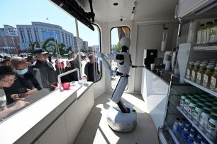 辽宁沈阳：机器人无人零售店亮相