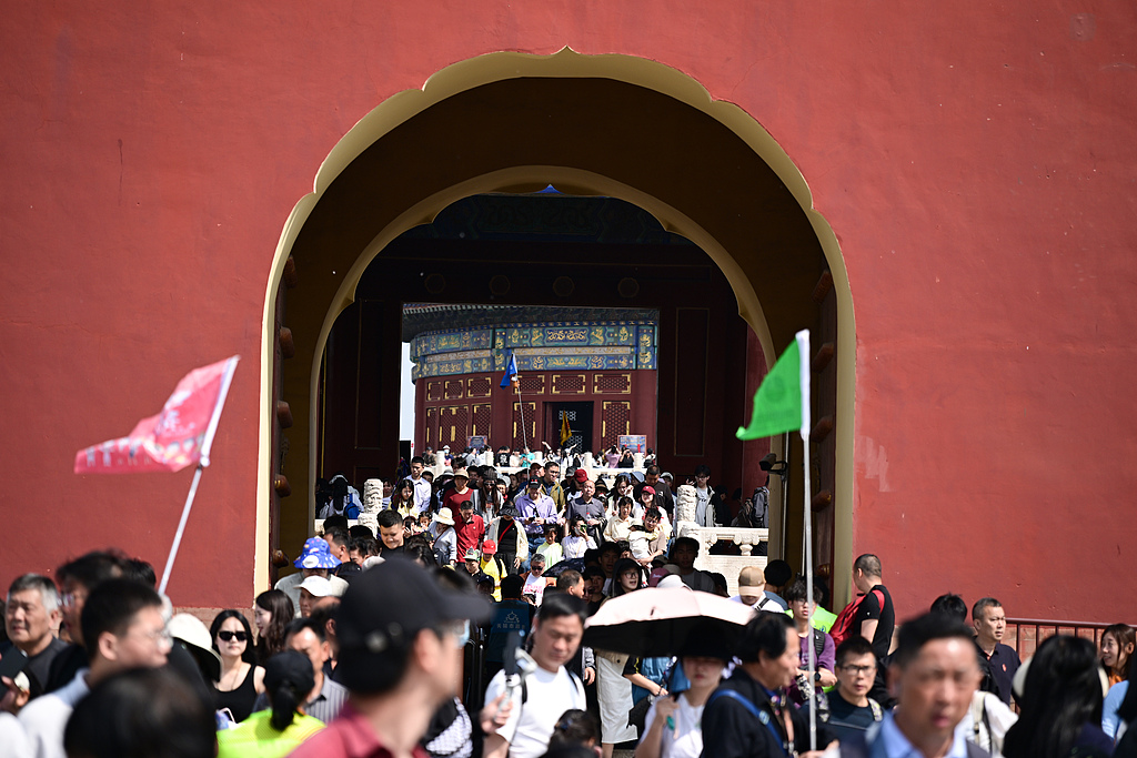 “五一”假期首日 北京景区游人如织