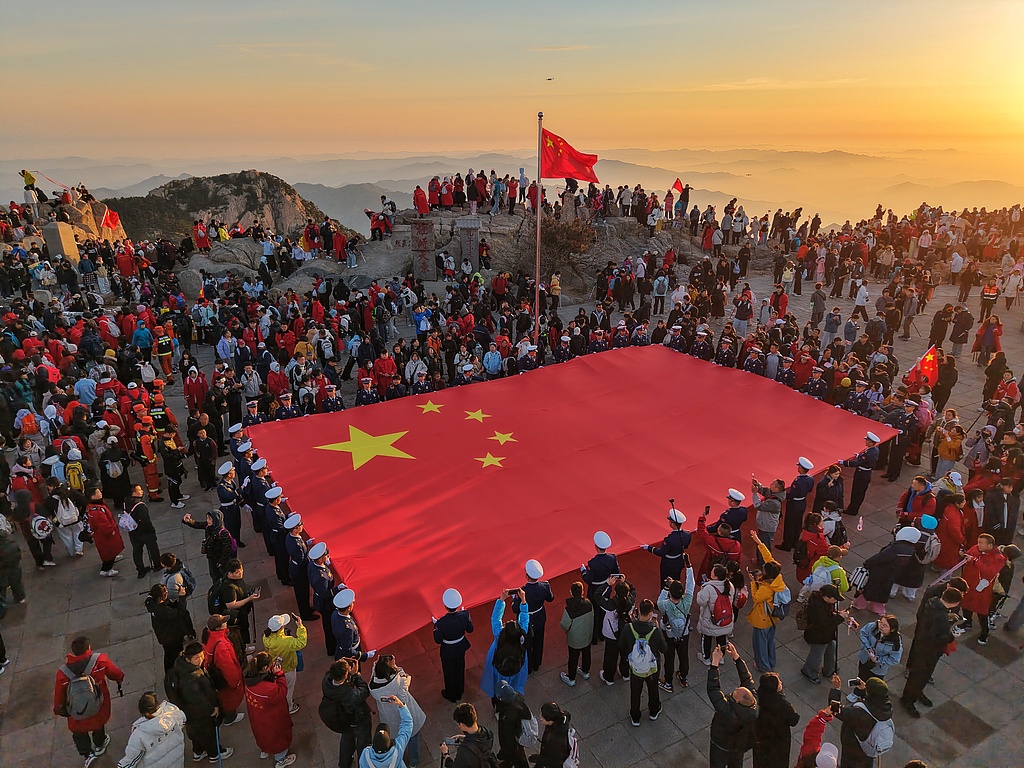 山东泰安：泰山之巅飘起中国红