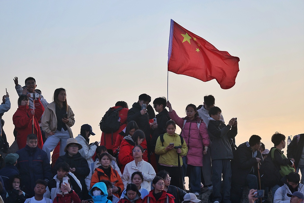 山东泰安：泰山之巅飘起中国红
