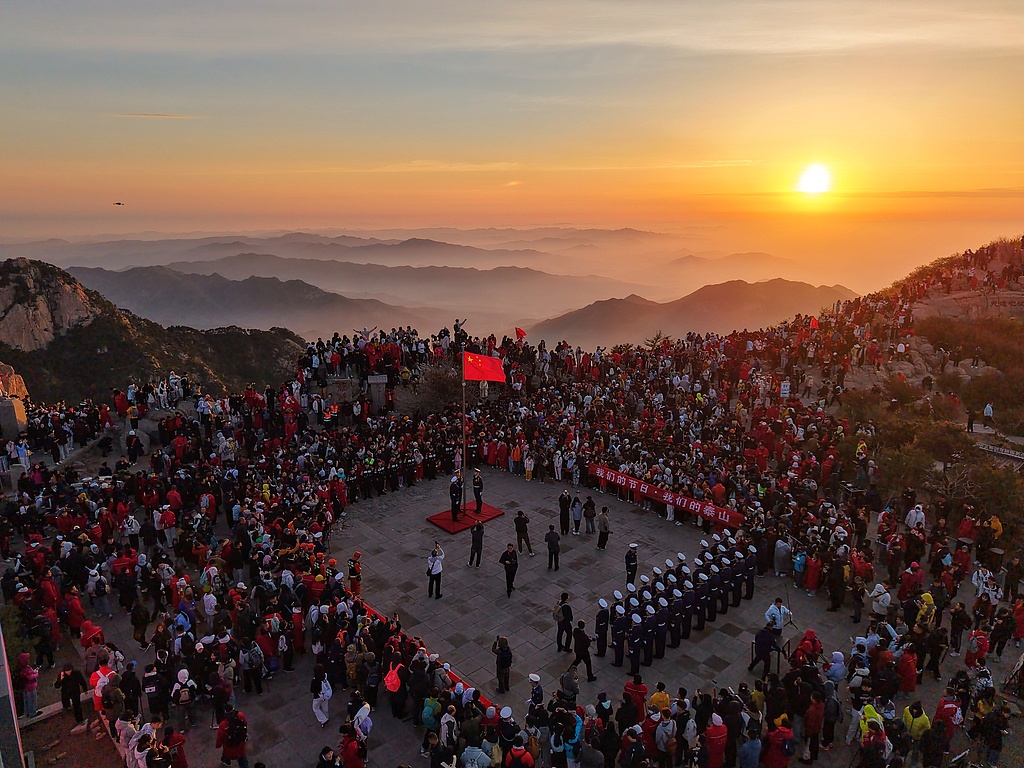 山东泰安：泰山之巅飘起中国红