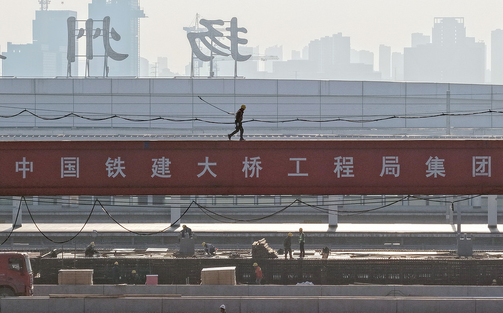 江苏扬州：坚守岗位过“五一”
