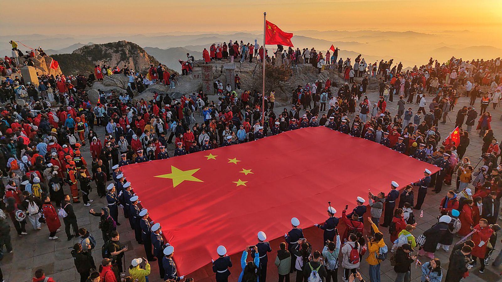 山东泰安：泰山之巅飘起中国红
