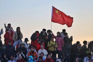 山东泰安：泰山之巅飘起中国红