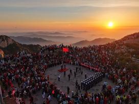 山东泰安：泰山之巅飘起中国红