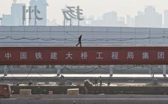 江苏扬州：坚守岗位过“五一”