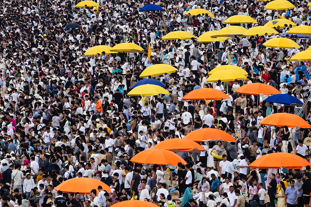 深圳：五一假期首日 大梅沙海滩游客如潮