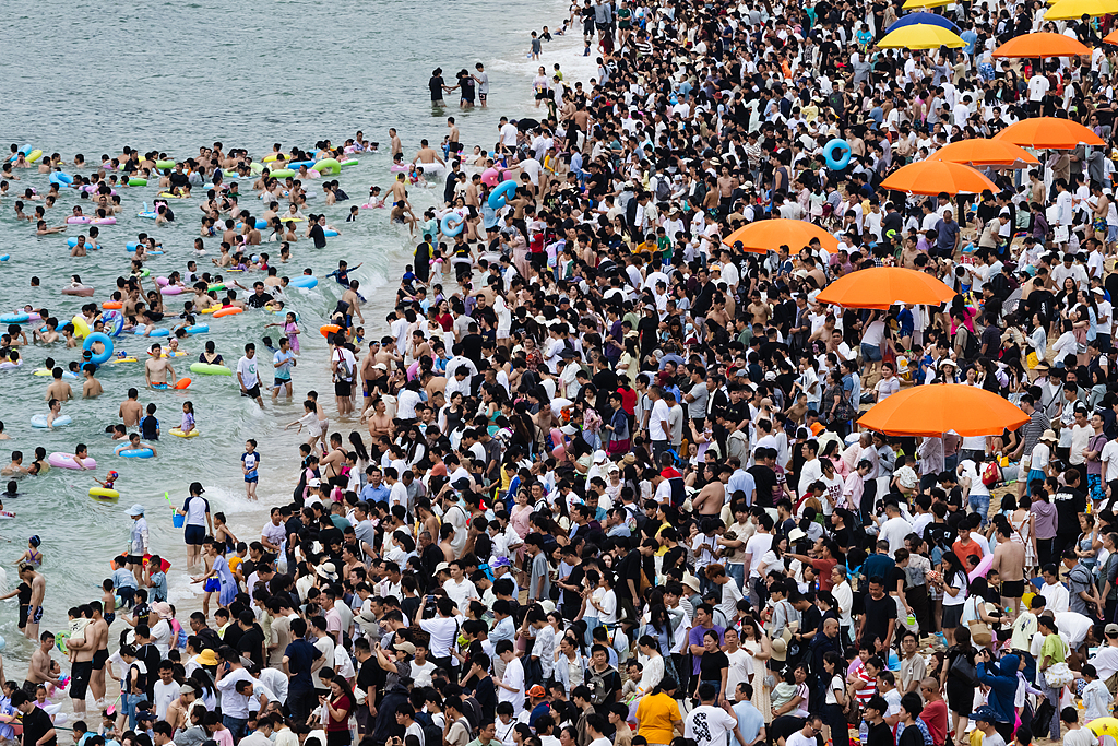 深圳：五一假期首日 大梅沙海滩游客如潮