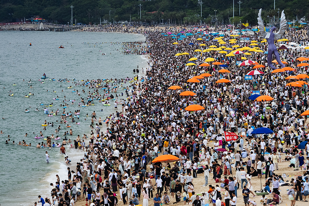 深圳：五一假期首日 大梅沙海滩游客如潮