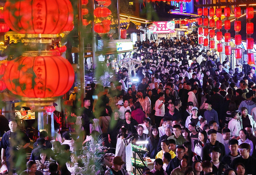 河北秦皇岛：假日“夜经济” 点亮“烟火气”